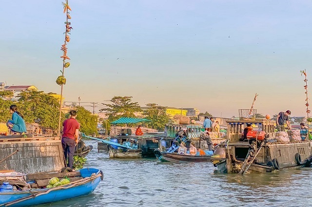 Mỗi ghe hàng sẽ có cây bẹo treo lên các nông sản mà ghe bán như một hình thức quảng cáo