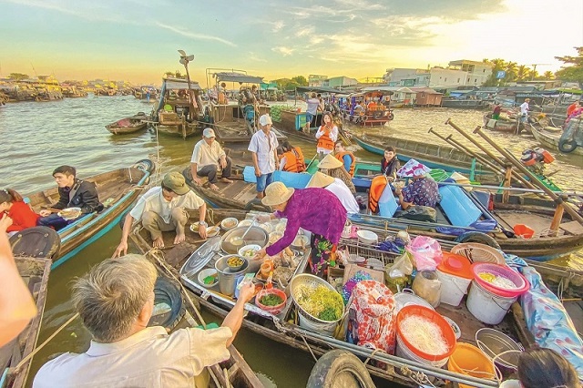 Bạn sẽ được thưởng thức những món ăn mang phong vị miền Tây trên các ghe hàng ở chợ nổi