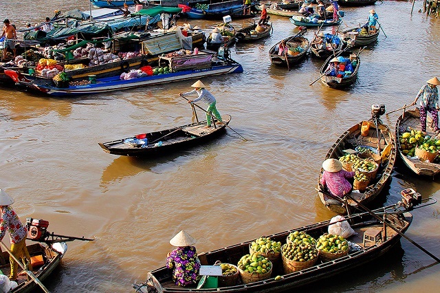 Chợ nổi Phong Điền hoạt động rất chóng vánh nên bạn cần đi sớm nếu muốn tham quan và mua sắm