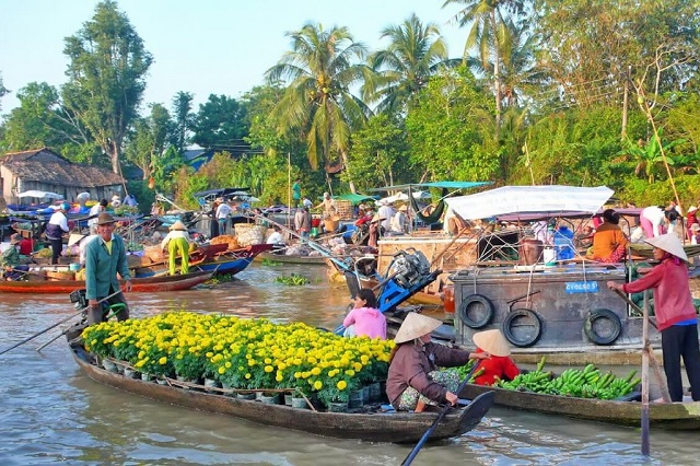 Ghe xuồng ở chợ nổi Phong Điền thường nhỏ, dễ nhìn thấy mặt hàng được bán trên ghe
