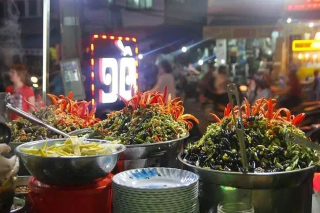 Ốc là món ăn chính tại con phố này mà ai cũng muốn được thưởng thức