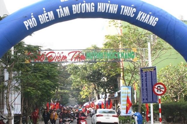 Sẽ có nhiều món ăn khác nhau được bày bán dọc con phố để bạn tha hồ lựa chọn