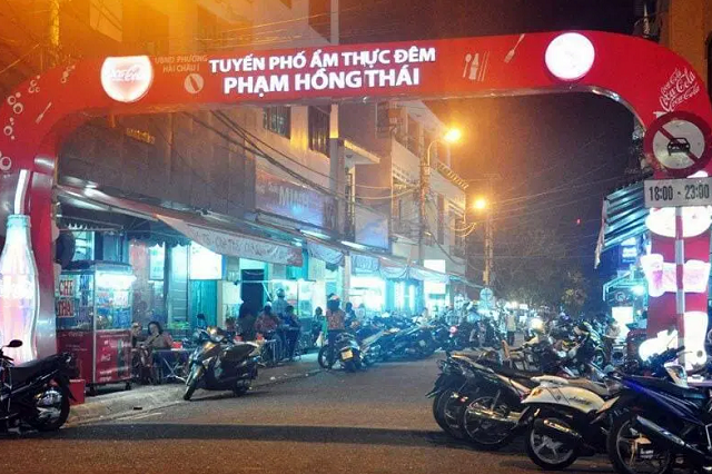 Phố ăn vặt Phạm Hồng Thái cũng được đông đảo du khách tìm kiếm và thưởng thức món ngon