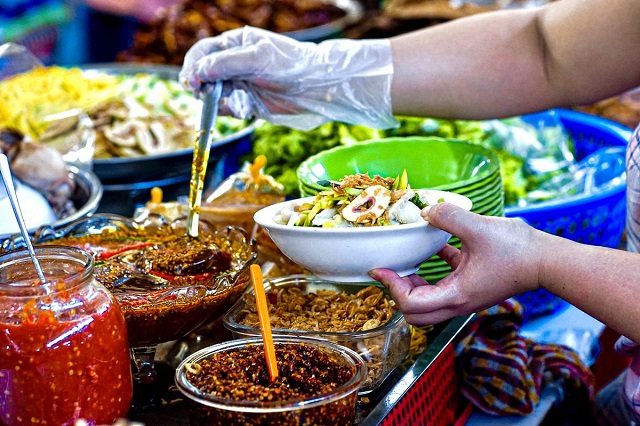 Phố ăn vặt đường Ông Ích Khiêm có nhiều món ăn hấp dẫn để bạn lựa chọn thưởng thức