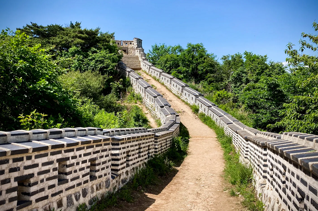 Tường thành Namhansoeng là nơi nổi tiếng với kiến trúc và lịch sử thời Joseon