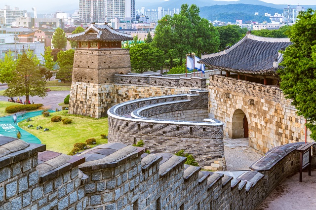 Pháo đài Hwaseong là nơi để bạn khám phá kiến trúc và trải nghiệm nhiều lễ hội văn hóa thú vị