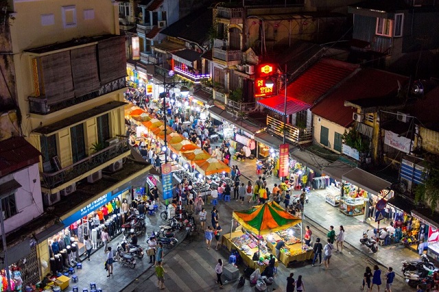 Chợ đêm phố cổ Hà Nội là địa điểm tham quan, mua sắm và ăn uống tuyệt vời bạn không nên bỏ lỡ
