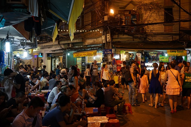 Chợ đêm sinh viên Dịch Vọng thu hút đông đảo du khách và người dân địa phương đến mua sắm, ăn uống