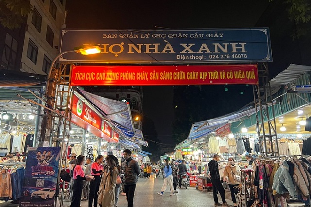 Chợ đêm Nhà Xanh có nhiều mặt hàng khác nhau để bạn tha hồ lựa chọn mua sắm