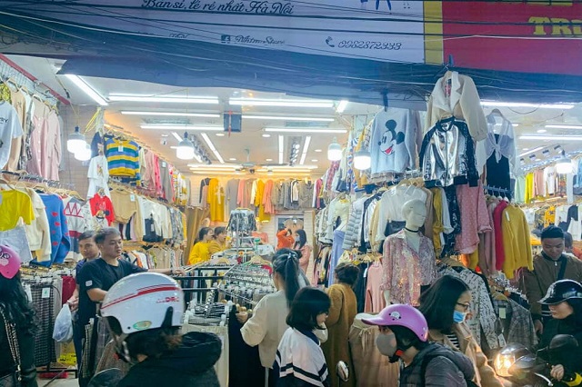 Chợ đêm Phùng Khoang là nơi mua sắm giá rẻ dành cho các bạn sinh viên và du khách muốn tiết kiệm chi phí