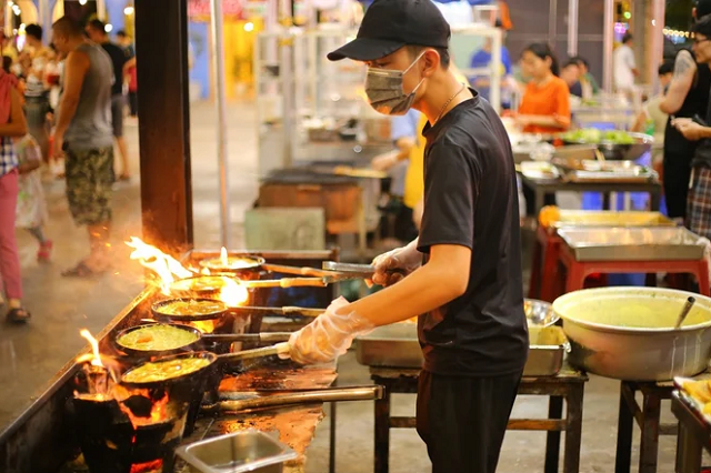 Chợ đêm Đại học Nông Nghiệp – Gia Lâm không chỉ là nơi mua sắm mà còn có nhiều món ăn ngon để bạn tha hồ thưởng thức