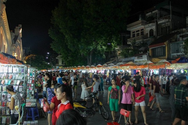 Chợ đêm Đồng Xuân là một trong những địa điểm mua sắm và vui chơi thú vị tại Hà Nội