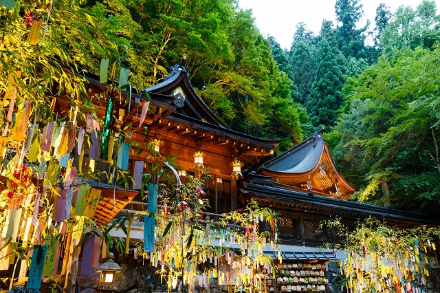 Tại các đền Thần đạo được trang trí bắt mắt trong mùa lễ hội Tanabata