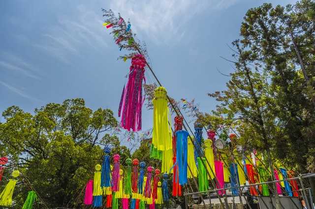 Cây tre được dùng làm cây điều ước vì nó mang nhiều ý nghĩa biểu tượng và có tính thẩm mỹ