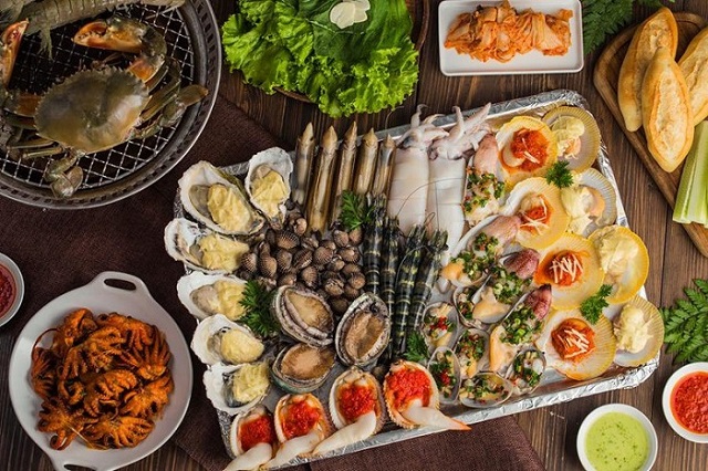 Thưởng thức hàng tá món ăn hấp dẫn ở các nhà hàng ven biển
