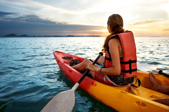 Chèo thuyền kayak là cách để bạn khám phá cảnh quan biển cả nhiều góc khác nhau