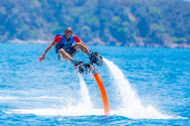 Flyboard – một trò chơi thể thao mạo hiểm mới mẻ ở biển Mỹ Khê