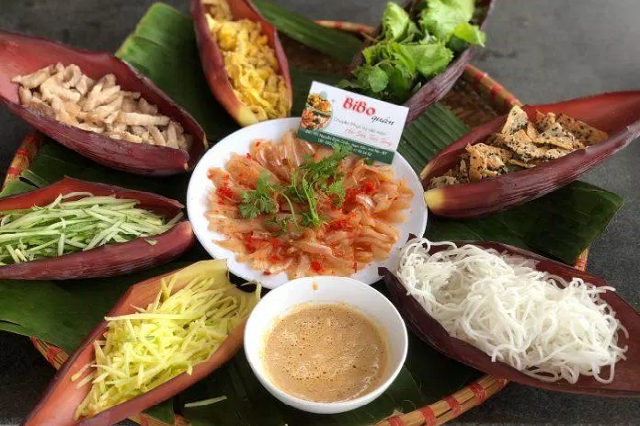 Bạn sẽ được nếm thử đặc sản lẩu thả Phan Thiết với cách bày trí đặc sắc tại quán Bi Bo
