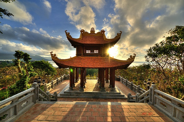 Chùa Núi Một là địa điểm tâm linh, nằm ở vị trí đắc địa, bao bọc bởi thiên nhiên tươi tốt