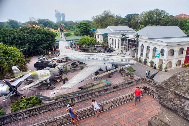 Bảo tàng Lịch sử Quân sự Việt Nam là một địa điểm tham quan cho những ai muốn tìm hiểu về lịch sử quốc gia