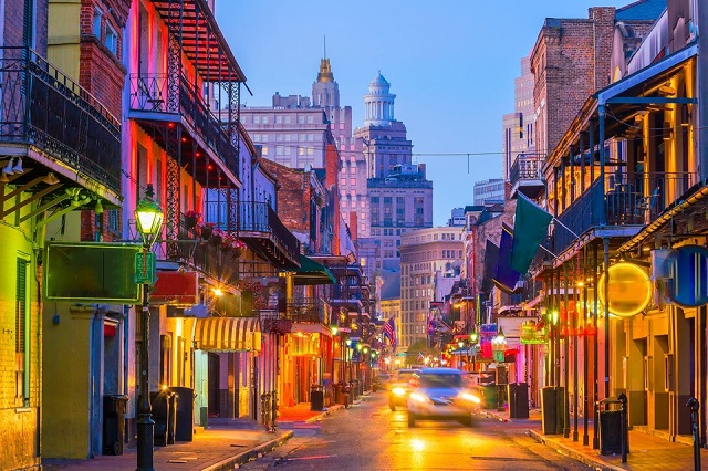 Bourbon là khu phố giải trí về đêm sôi động và rực rỡ