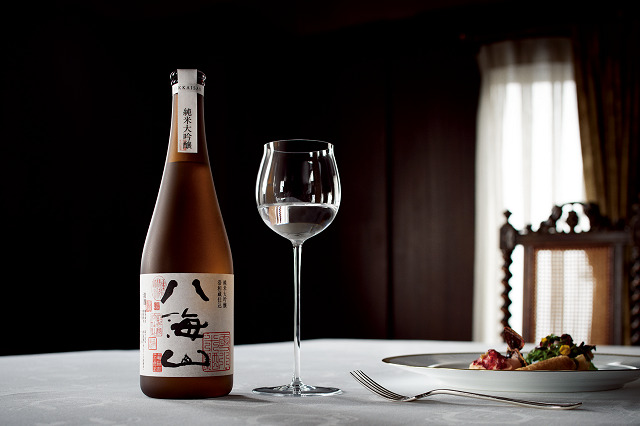 Rượu sake của Hakkaisan luôn được chuyên gia kiểm tra kỹ càng sau khi sản xuất