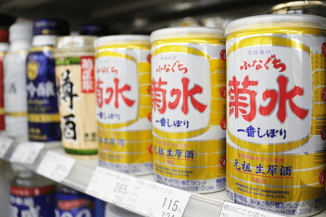 Vẻ ngoài của rượu sake Funaguchi Kikusui tựa như những lon bia