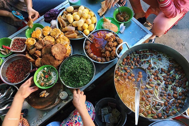 Khu chợ này cũng có khá nhiều món ăn địa phương để bạn thưởng thức trong hành trình của mình
