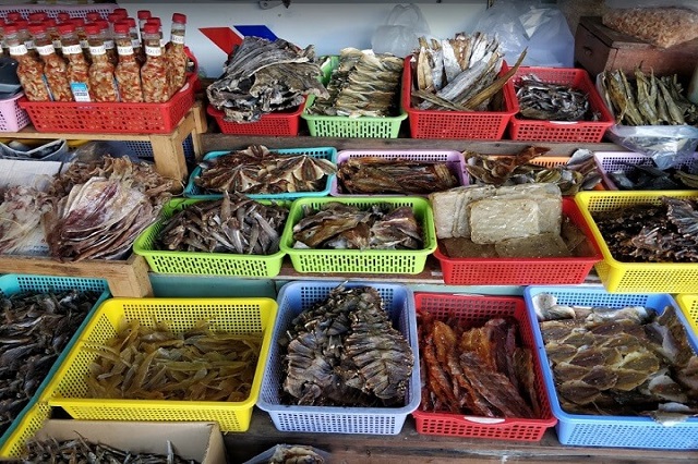 Bạn có thể mua hải sản khô ngon ở chợ Phan Thiết về làm quà cho bạn bè và người thân