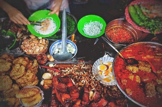 Chợ Phú Hài có nhiều mặt hàng khác nhau và còn có cả ẩm thực địa phương siêu hấp dẫn để du khách thưởng thức