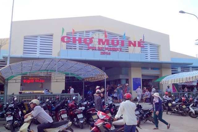 Chợ Mũi Né cũng có nhiều mặt hàng khác nhau để mua sắm và đa dạng các món ăn hấp dẫn