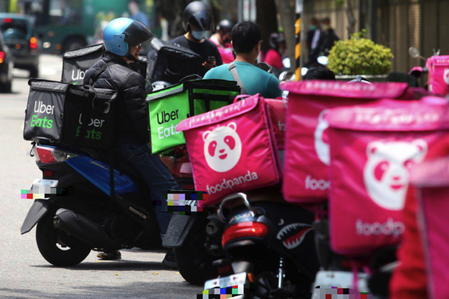 Bạn có thể dễ dàng bắt gặp các tài xế của Uber Eats và Food Panda di chuyển trên khắp đường phố ở Đài