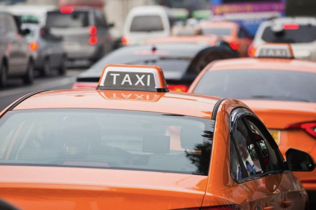 Những chiếc taxi thường với màu cam nổi bật trên đường phố ở Hàn Quốc