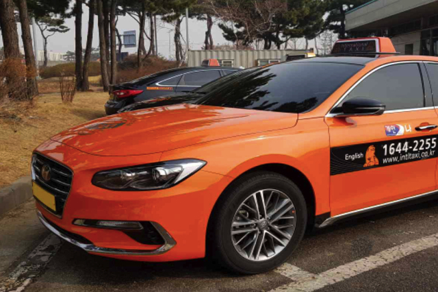 Bạn có thể nhận ra những chiếc taxi này bằng dòng chữ taxi quốc tế được in trên xe