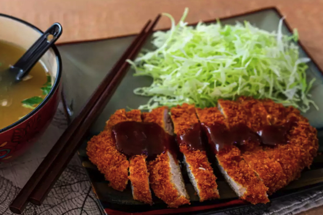 Với lớp ngoài giòn tan, bên trong mềm ngọt kết hợp cùng nước sốt đậm đà, Miso Katsu chắc chắn sẽ khiến bạn hài lòng