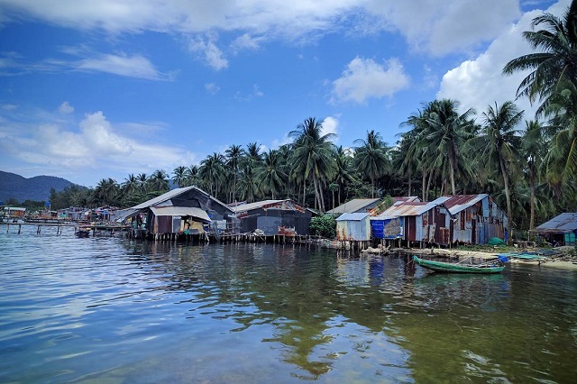 Về với Rạch Vẹm là về với làng chài yên bình nhưng không kém phần quyến rũ và thiên nhiên thơ mộng