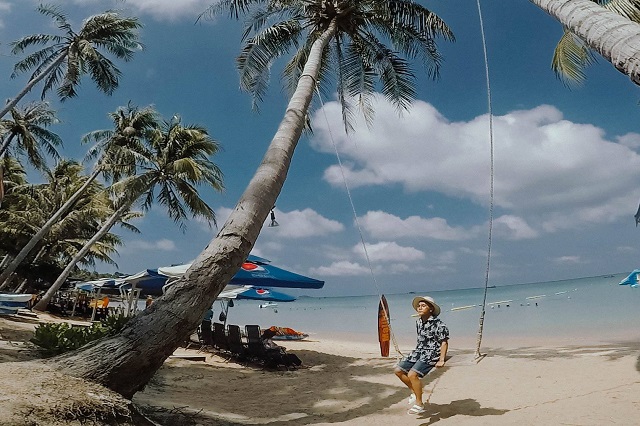 Hòn Thơm mang vẻ đẹp bình yên đầy quyến rũ, khiến khách phương xa không nỡ rời chân