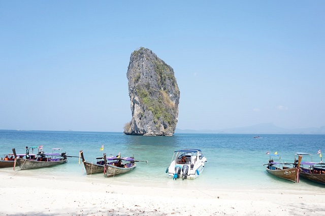 Bãi biển Quan Lạn thu hút du khách ngay từ lần đầu tiên với vẻ đẹp hoang sơ và bình yên