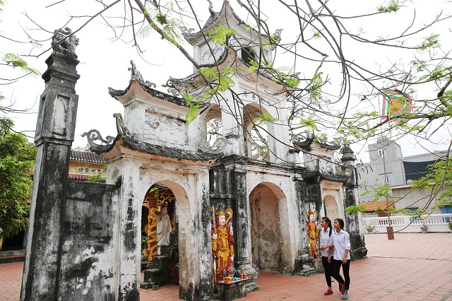 Chùa Quan Lạn được đặt nằm ngay bên đình Quan Lạn