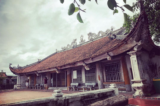 Miếu Quan Lạn sở hữu vẻ đẹp bình yên cùng lối kiến trúc xưa cũ độc đáo