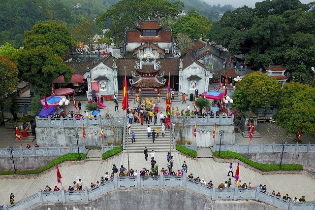 Đền Cửa Ông cũng là một trong những điểm đến mà du khách không nên bỏ lỡ khi về Vân Đồn