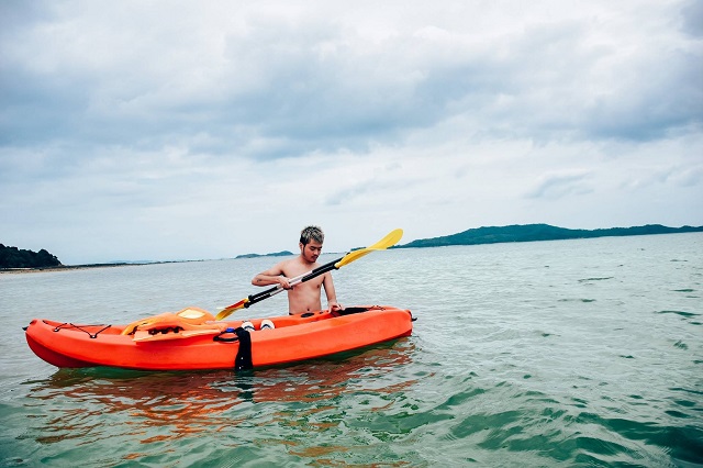 Chèo thuyền kayak là một trong những hoạt động thể thao được nhiều du khách yêu thích khi về Bãi Dài