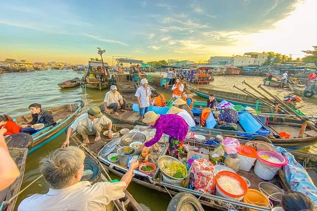 Chợ nổi Cái Răng nằm trên địa phận quận Cái Răng, Cần Thơ