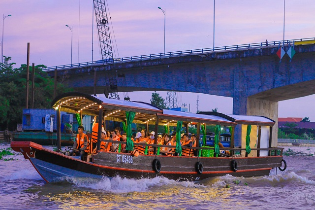 Thuê phà du lịch để di chuyển từ bến Ninh Kiều tới chợ nổi Cái Răng