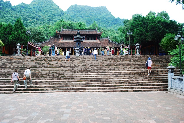 Chùa Hương là một trong những địa điểm du lịch tâm linh nổi tiếng ở Hà Nội