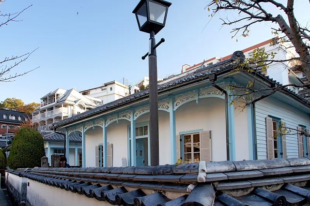 Ngôi nhà Higashi Yamate 13 đã có lịch sử từ những năm 1800, là đặc điểm tiêu biểu của kiến trúc thuộc địa thế kỷ 19