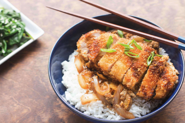 Tuỳ vào nguyên liệu bên trên mà Donburi có rất nhiều biến thể và hương vị khác nhau