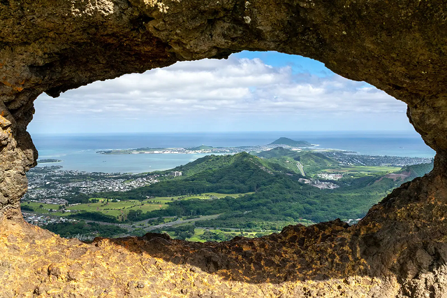 Pali Puka Trail có một cửa sổ bằng đá độc đáo để bạn dừng lại nhìn ngắm và chụp ảnh