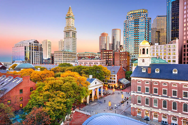Faneuil Hall Marketplace là nơi để bạn mua sắm, ăn uống kết hợp khám phá lịch sử Boston